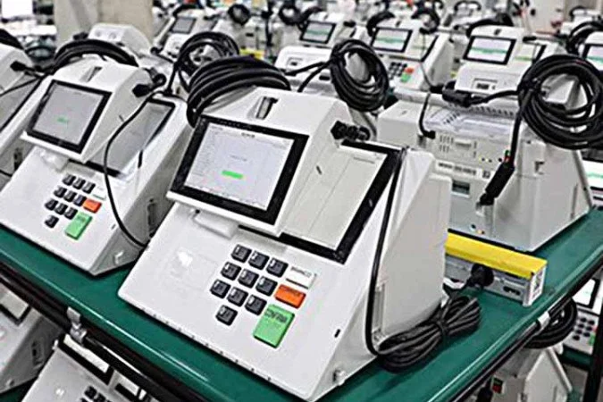 Leitor biométrico acoplado a urna eletrônica