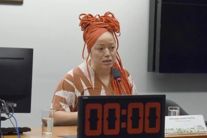 Deputada Daiana Santos durante entrevista