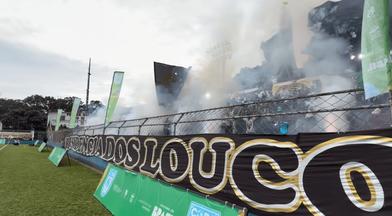 Jogadores do Dale Capela comemorando o título da Copa Sabesp no Estádio Nacional