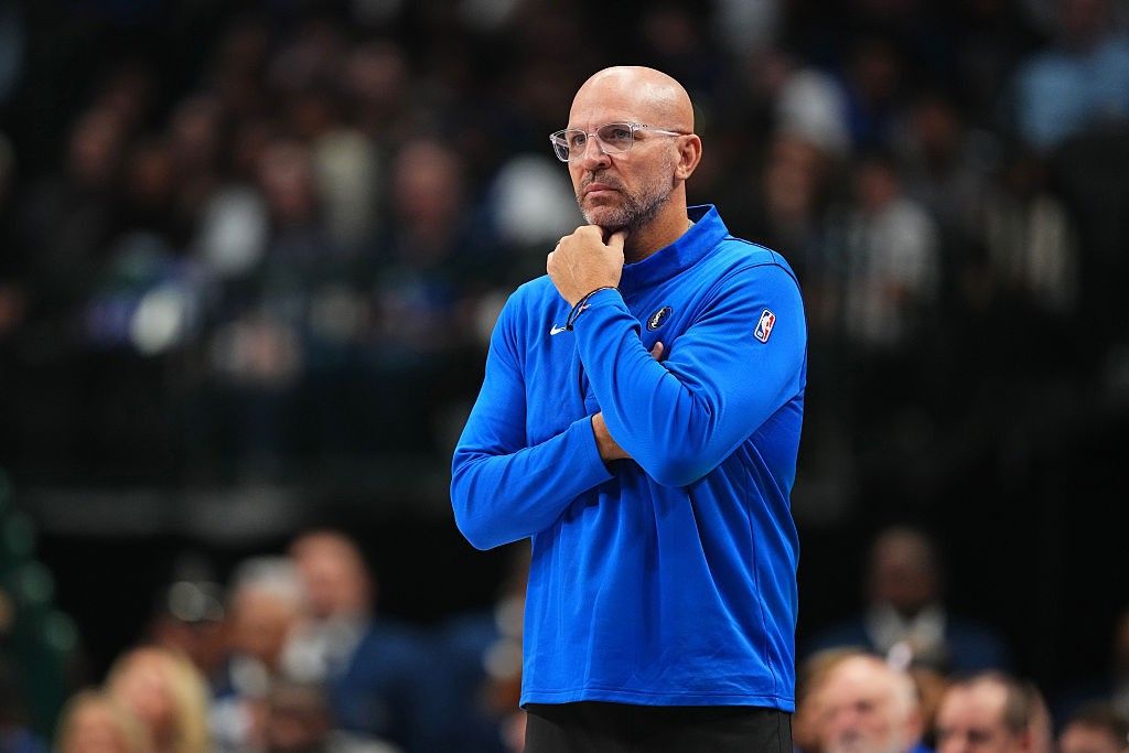 Jason Kidd no banco durante partida pelo Dallas Mavericks