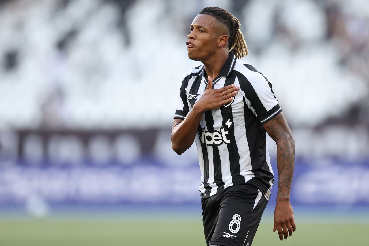 Danilo em treino do Botafogo antes de ser cortado da partida