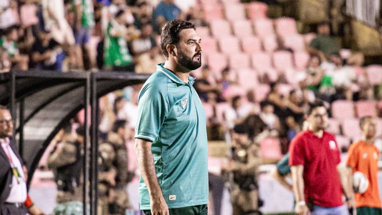 Danilo comemora com jogadores do Uberlândia após partida