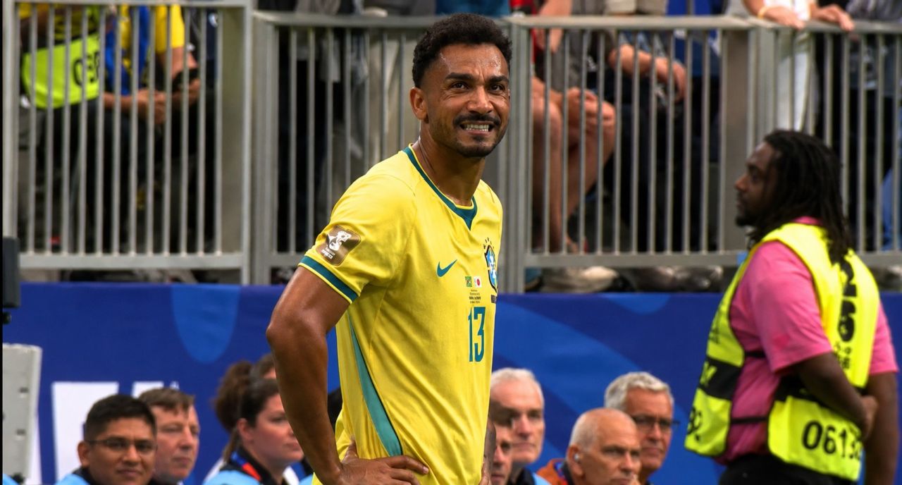 Danilo reage após gol do Japão