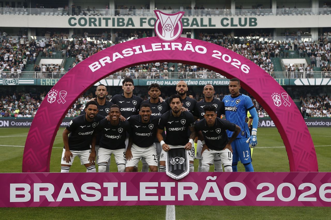 Jogadores do Botafogo durante partida contra o Coritiba no Couto Pereira