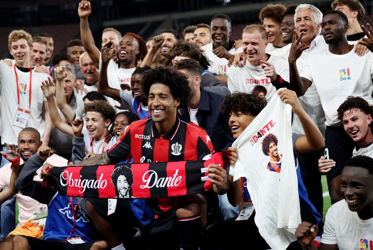Dante comemorando com jogadores do Nice