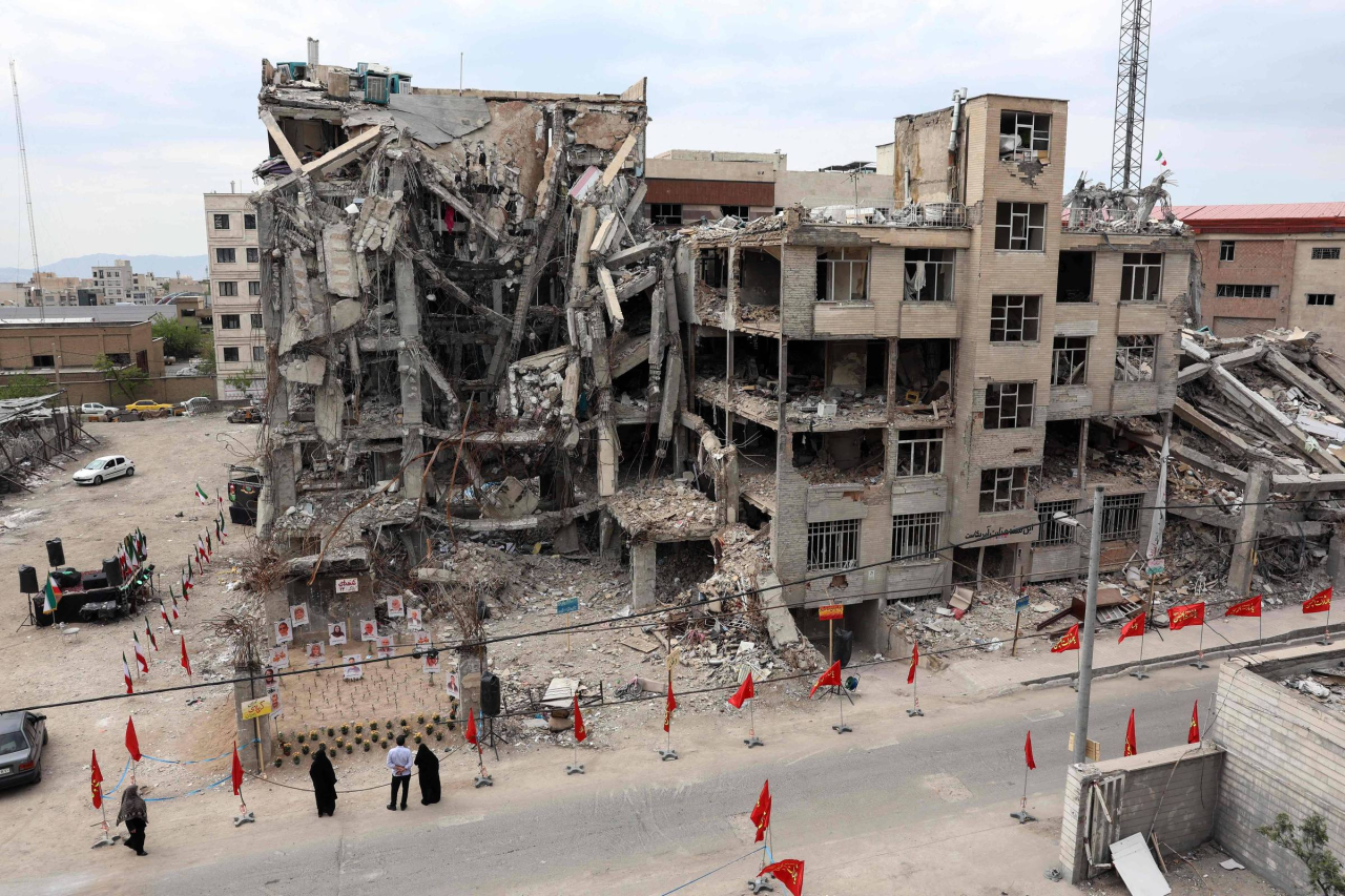 Bandeiras dos EUA e Israel sobre mapa do Irã