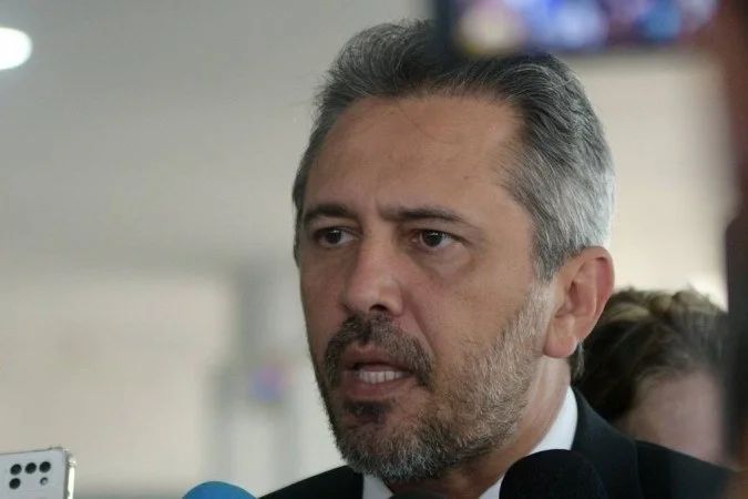 Placa de campanha de Elmano de Freitas e material de campanha de Ciro Gomes no Ceará