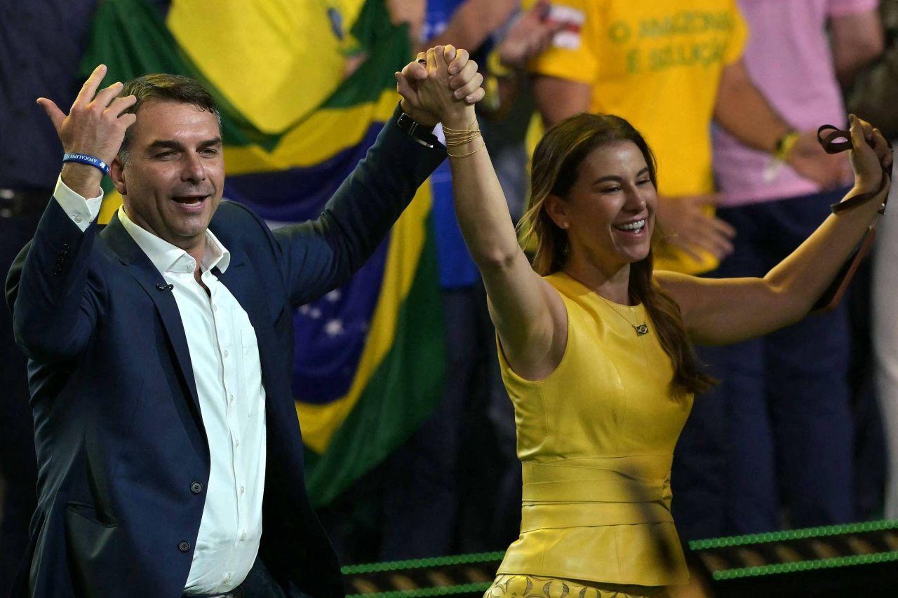 Flávio Bolsonaro em convenção do PL