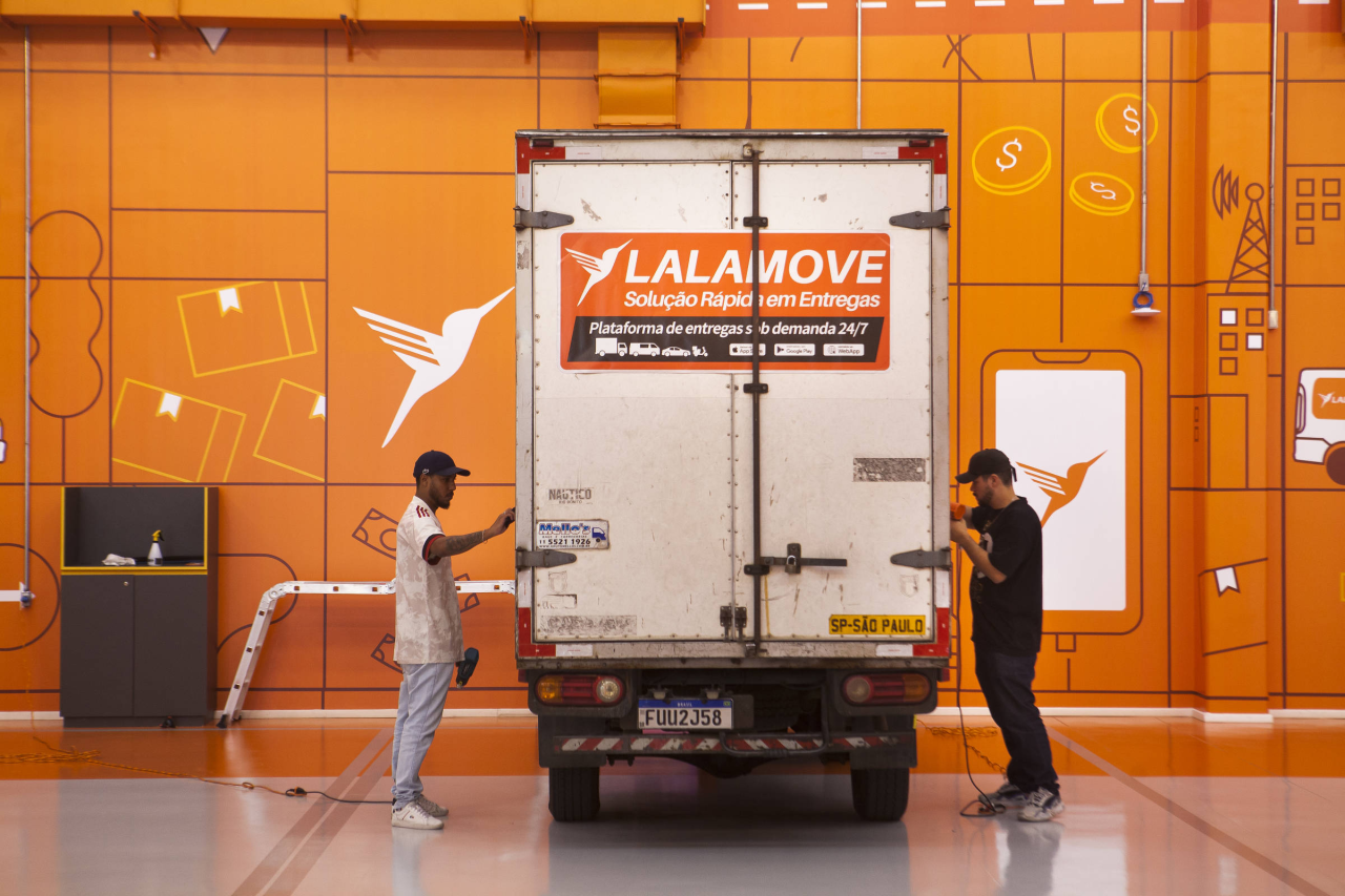 Caminhão de mudança e veículo de aplicativo representando Granero e Lalamove