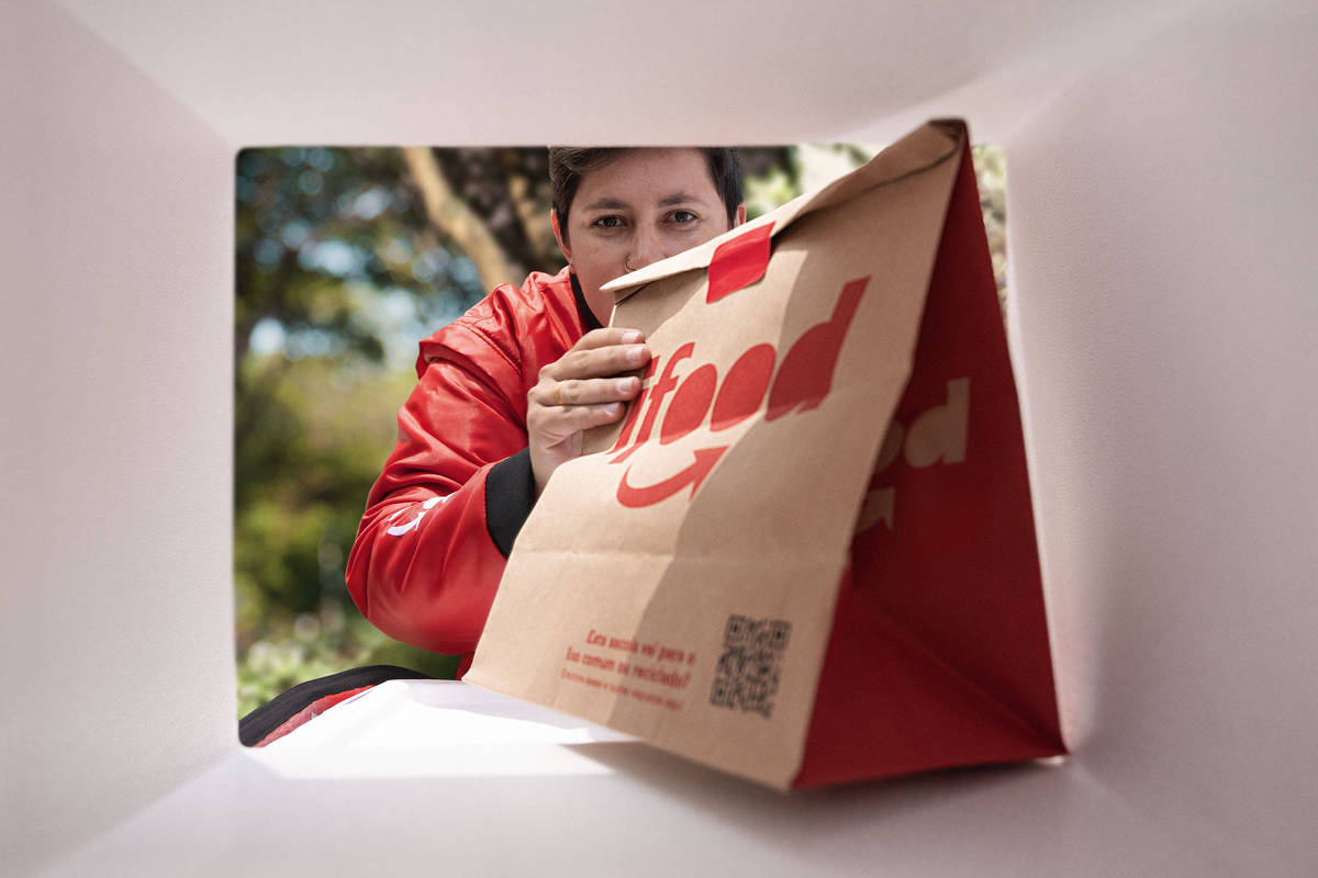 Entrega noturna de mercado e farmácia