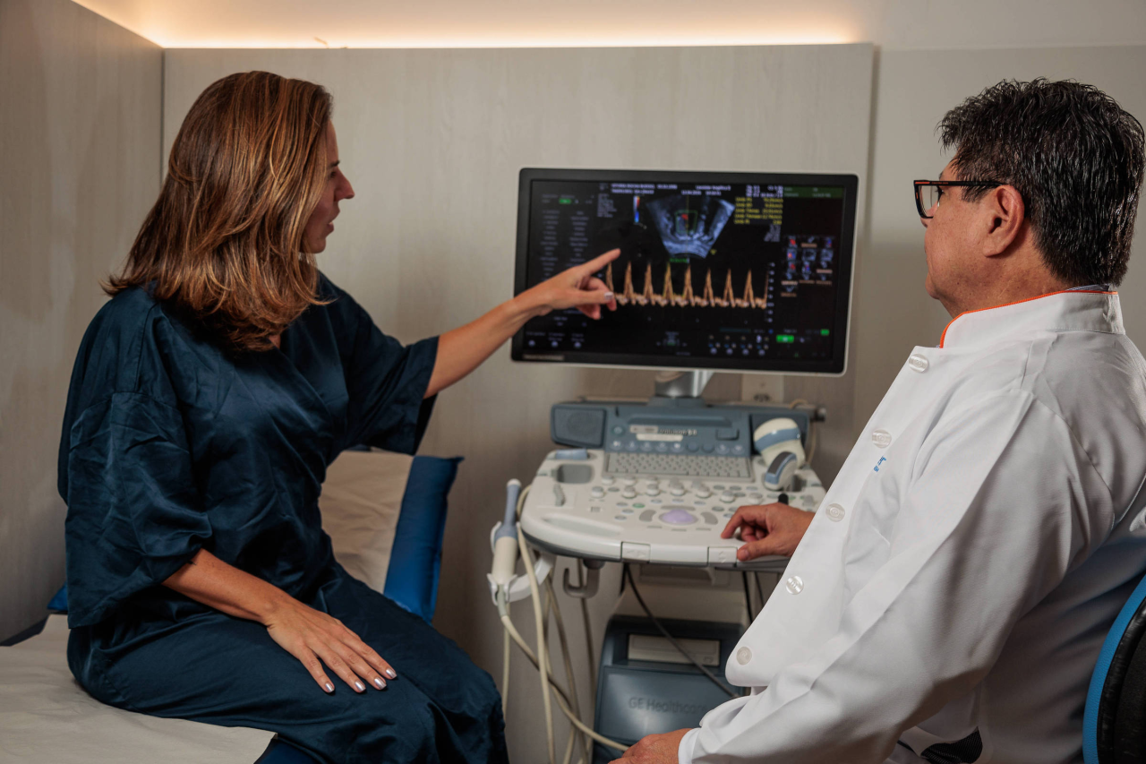 Recepcao de laboratorio com pacientes aguardando atendimento