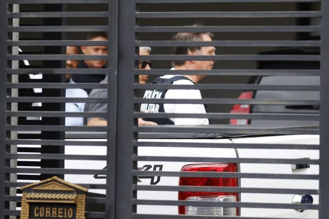 Jair Bolsonaro com tornozeleira eletrônica