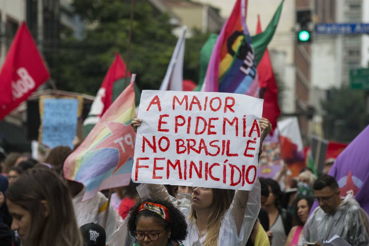 Mulher caminhando à noite aparentando preocupação