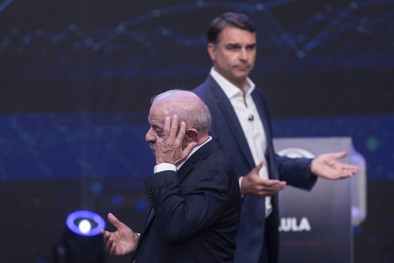 Gráfico mostrando índices de rejeição de Lula e Flávio Bolsonaro
