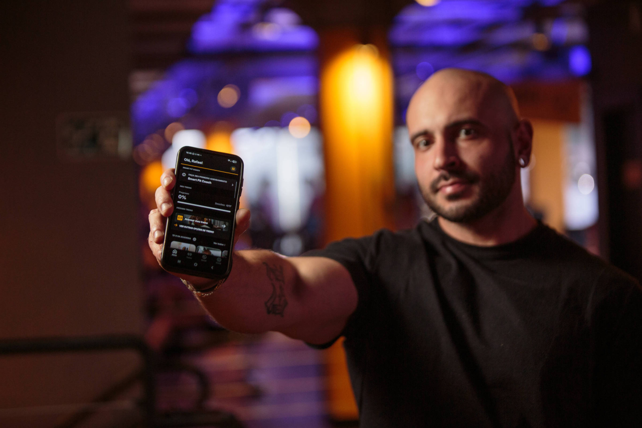 Fachada e interior de unidade Smart Fit com aparelhos de musculação