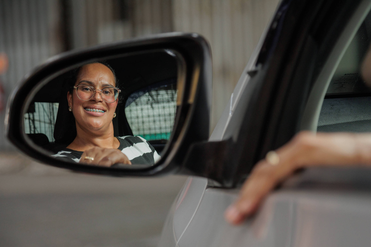 Motorista mulher da Uber ao volante durante corrida