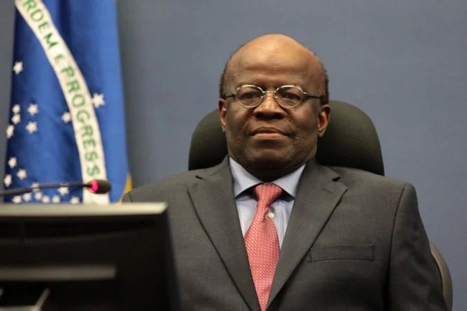 Representação digital de Joaquim Barbosa em vídeo de inteligência artificial