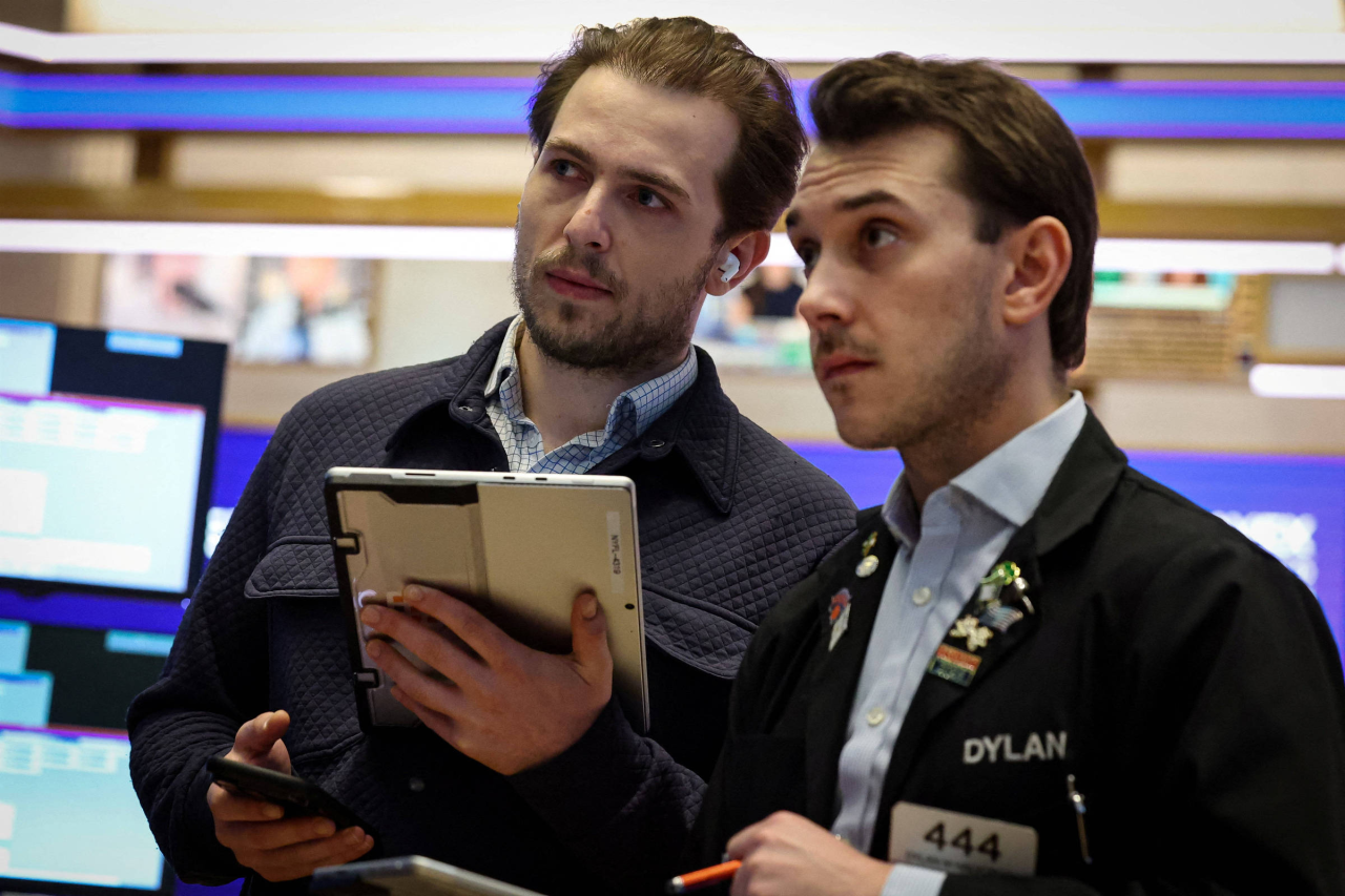 Pessoa calculando finanças pessoais