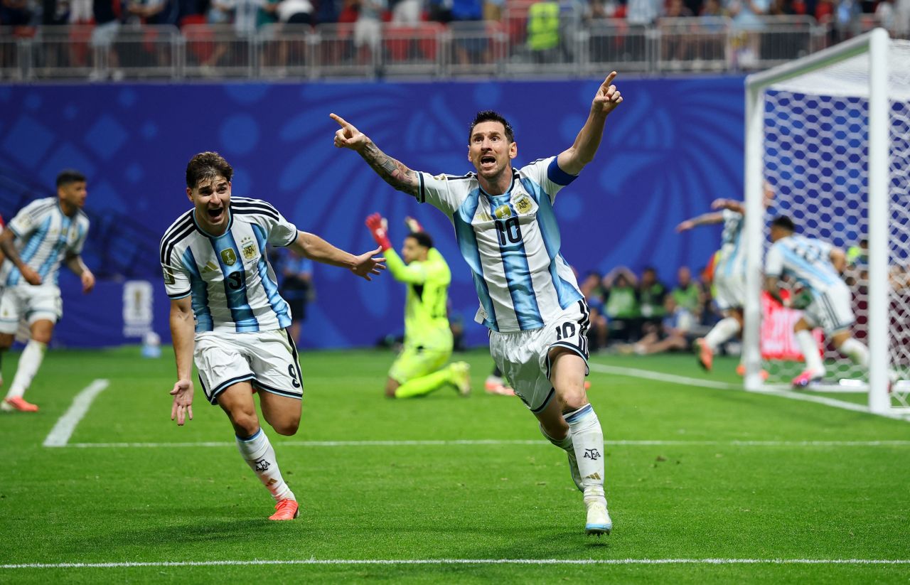 Messi comemorando gol