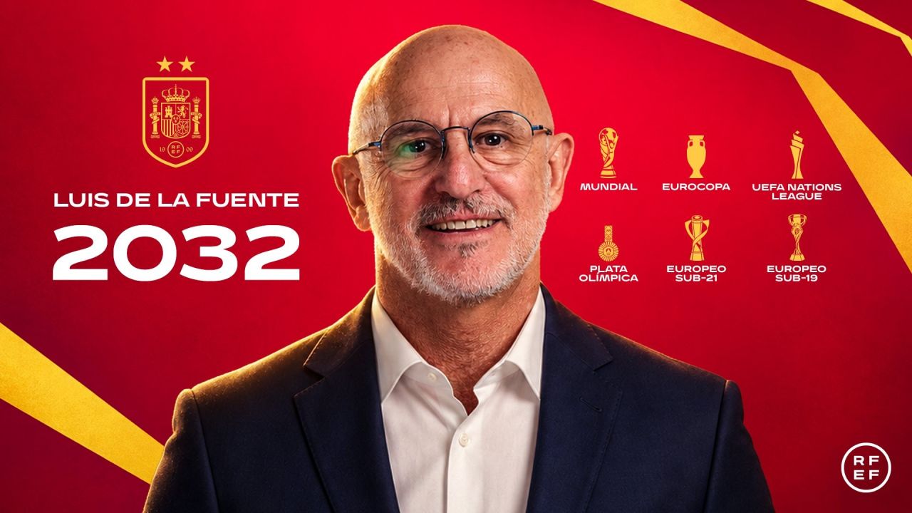 José Mourinho exibe fotos durante coletiva de imprensa