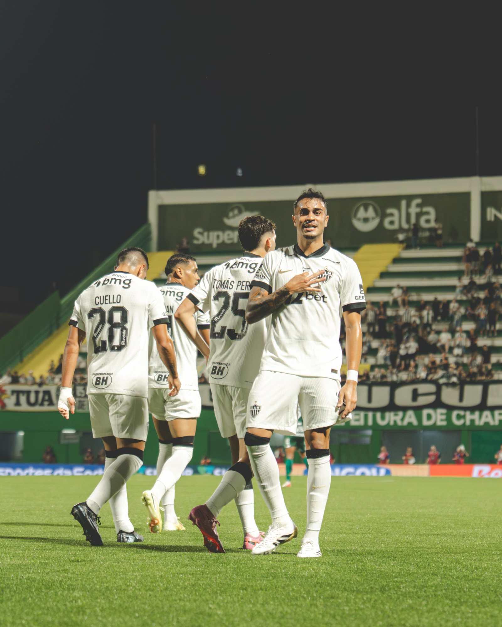 Jogadores do Atlético-MG comemoram gol na Arena Condá