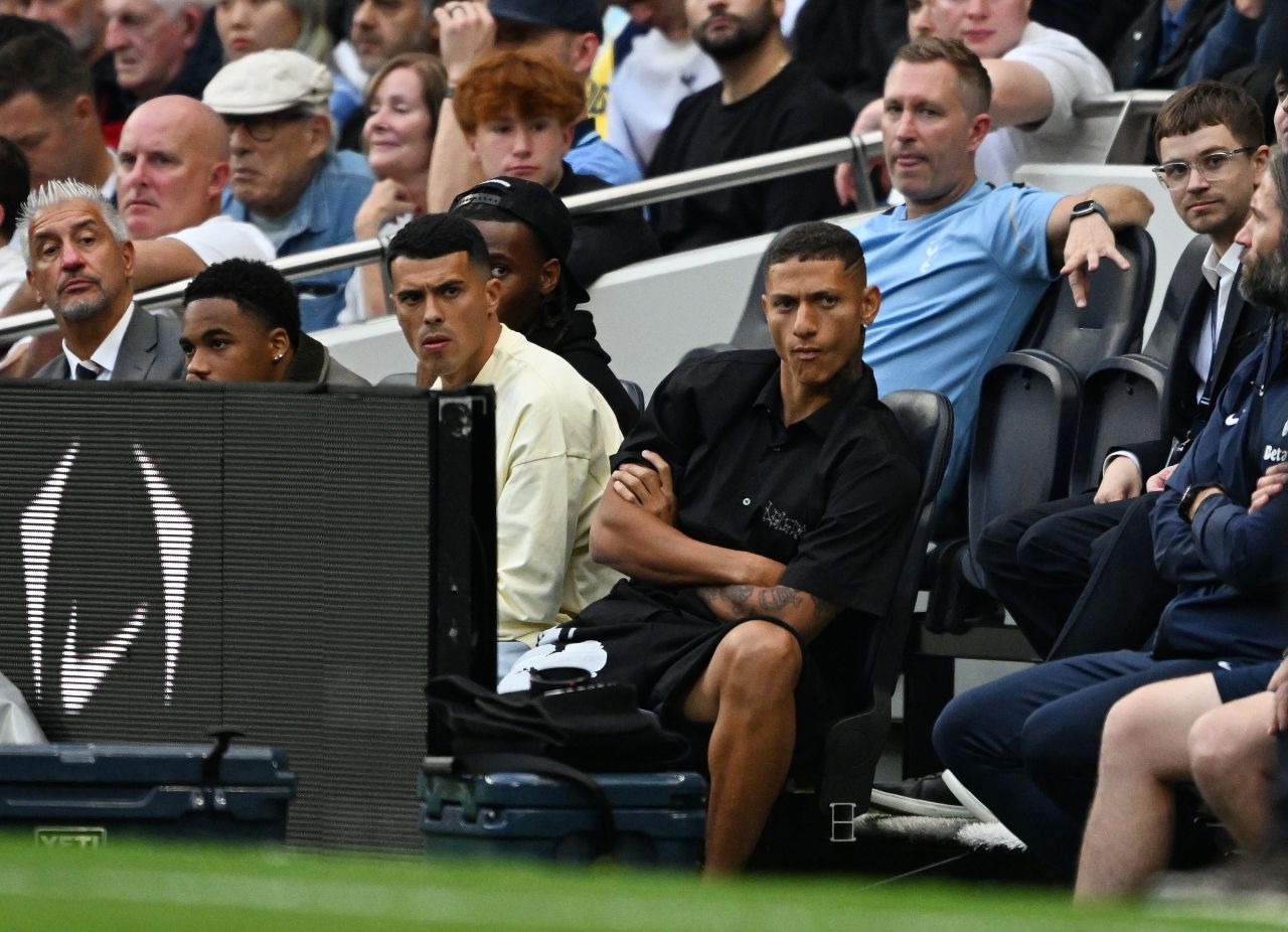 Richarlison vestindo a camisa do Tottenham em campo