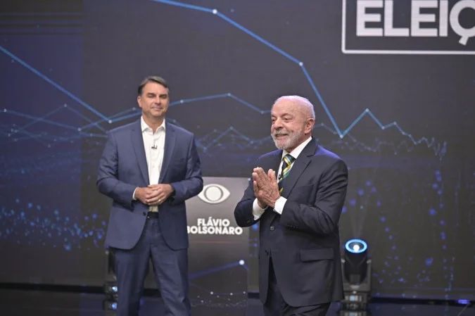Lula e Flávio Bolsonaro durante debate na Band