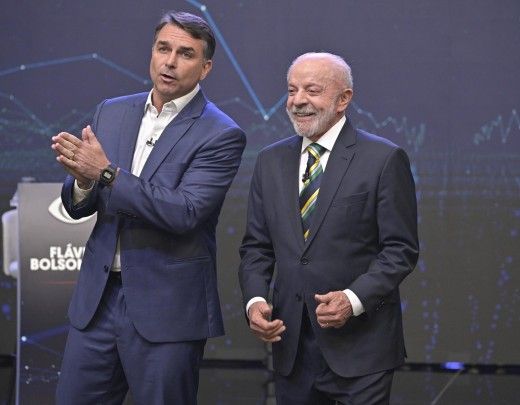 Lula e Flávio Bolsonaro durante preparação para debate