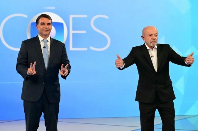 Candidatos durante debate na TV Globo