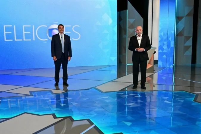 Lula e Flávio Bolsonaro lado a lado durante debate na TV Globo