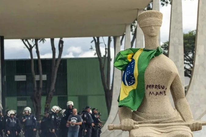 Débora Rodrigues dos Santos diante da estátua da Justiça