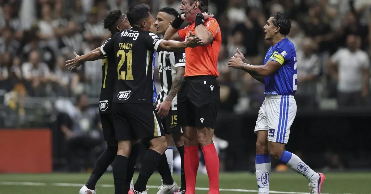 Fred comemora gol do Atlético-MG com torcida na Arena MRV