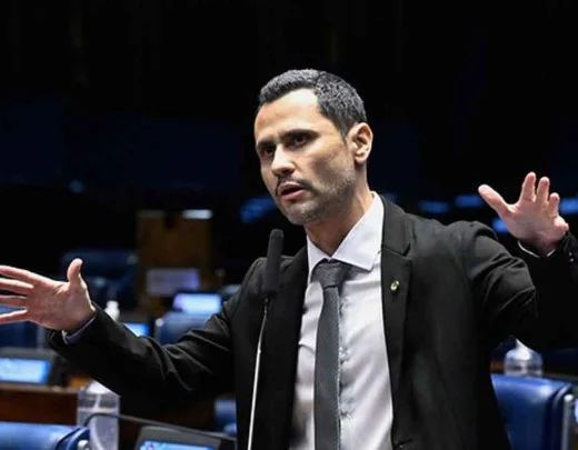 Senador Cleitinho Azevedo em entrevista coletiva