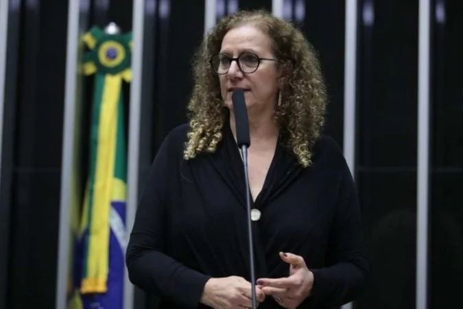 Deputada Jandira Feghali em entrevista no Congresso Nacional