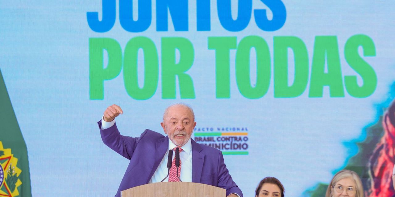 Presidente Lula assina decreto no Palácio do Planalto
