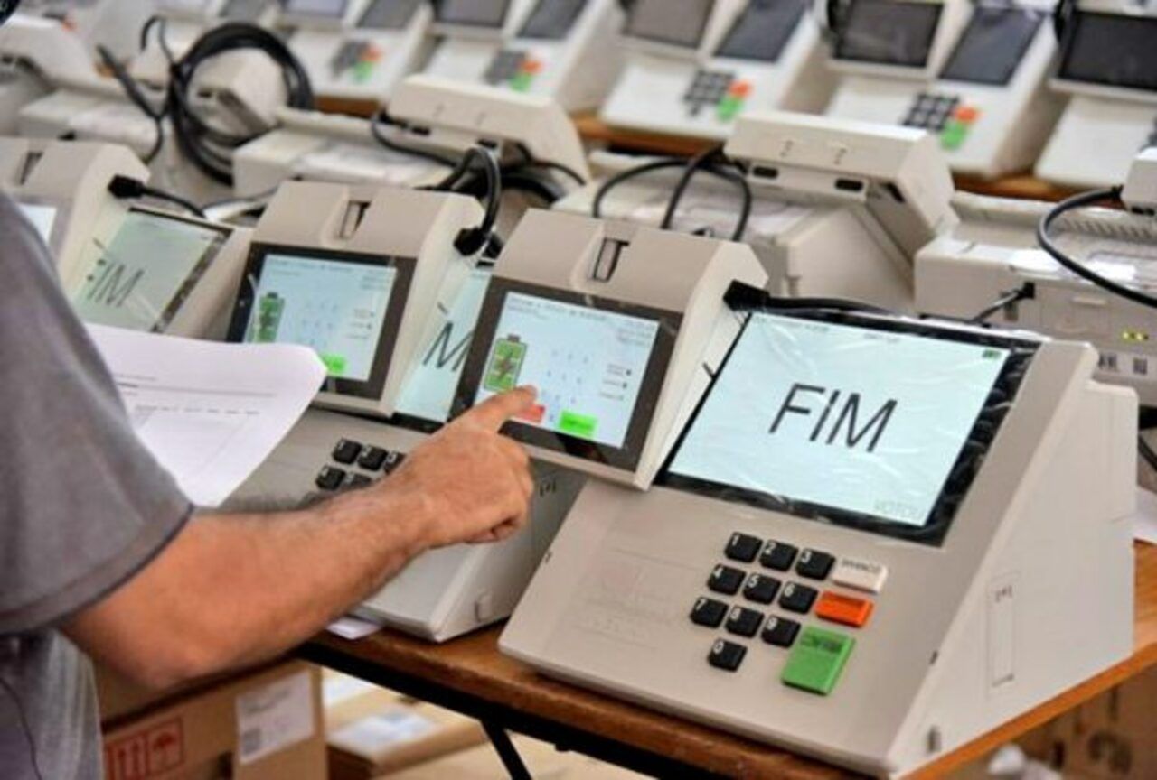 Smartphone exibindo vídeo manipulado por inteligência artificial