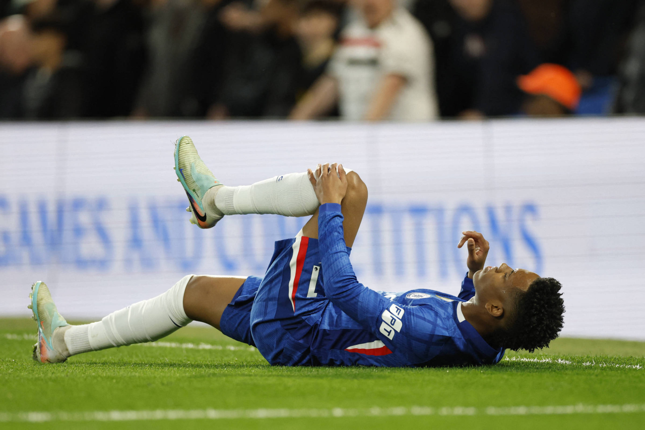 Neymar em campo disputando bola