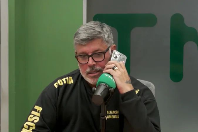 Alexandre Frota em estúdio durante programa ao vivo