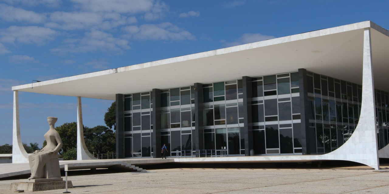 Ex-presidente Jair Bolsonaro em ambiente hospitalar