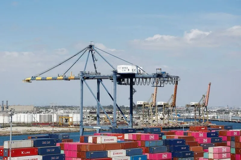 Navio cargueiro no porto com contêineres