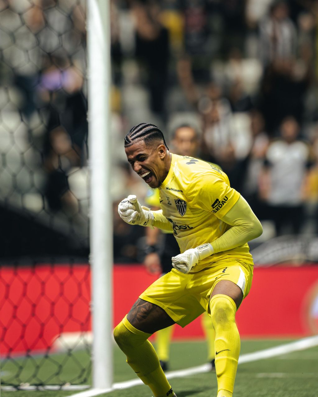 Gabriel Delfim comemorando defesas decisivas