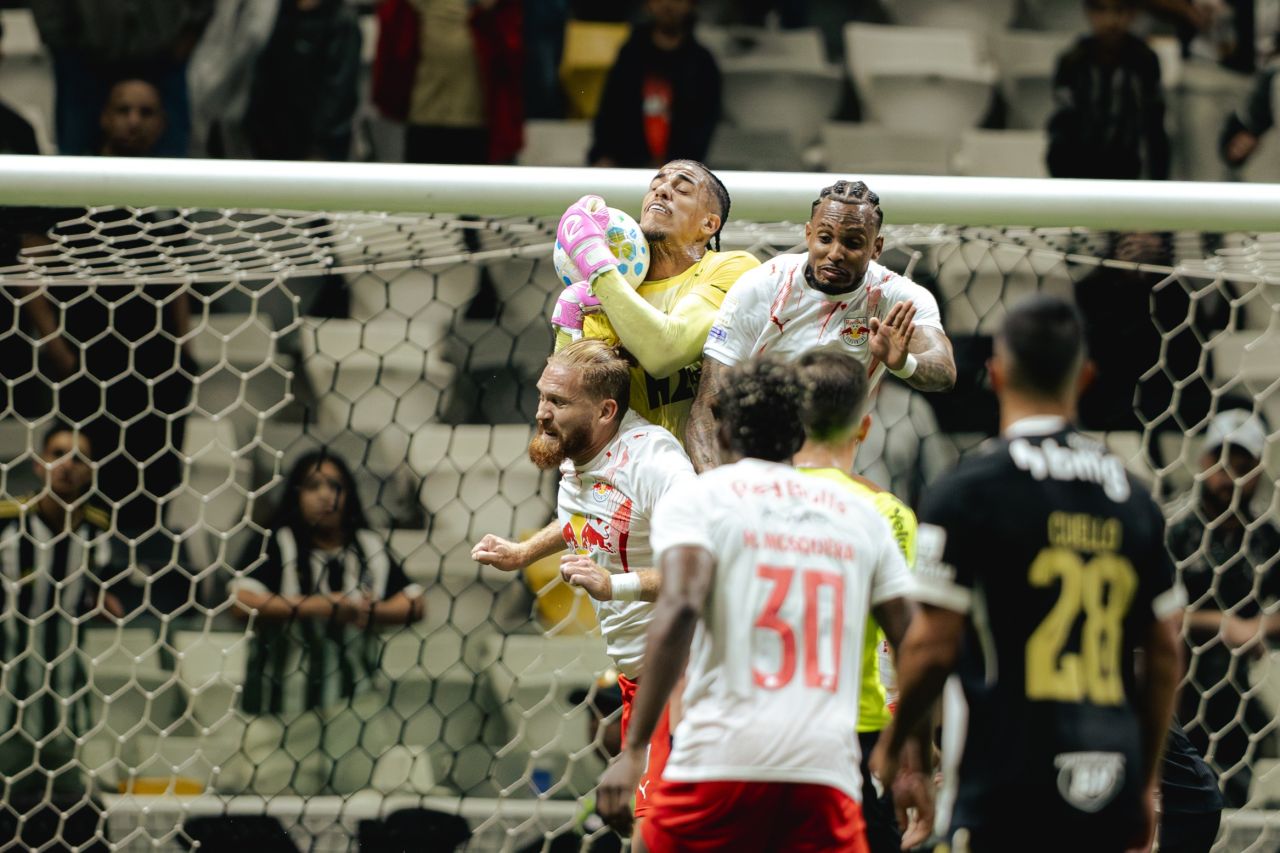 Gabriel Delfim defendendo cabeçada durante Atlético x Bragantino