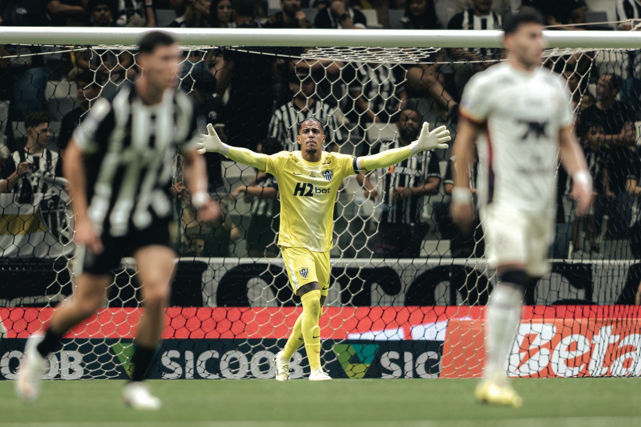 Gabriel Delfim defendendo bola pelo Atlético-MG