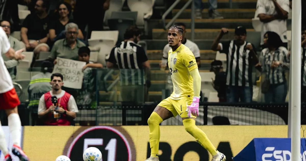 Gabriel Delfim comemorando defesa pelo Atlético-MG