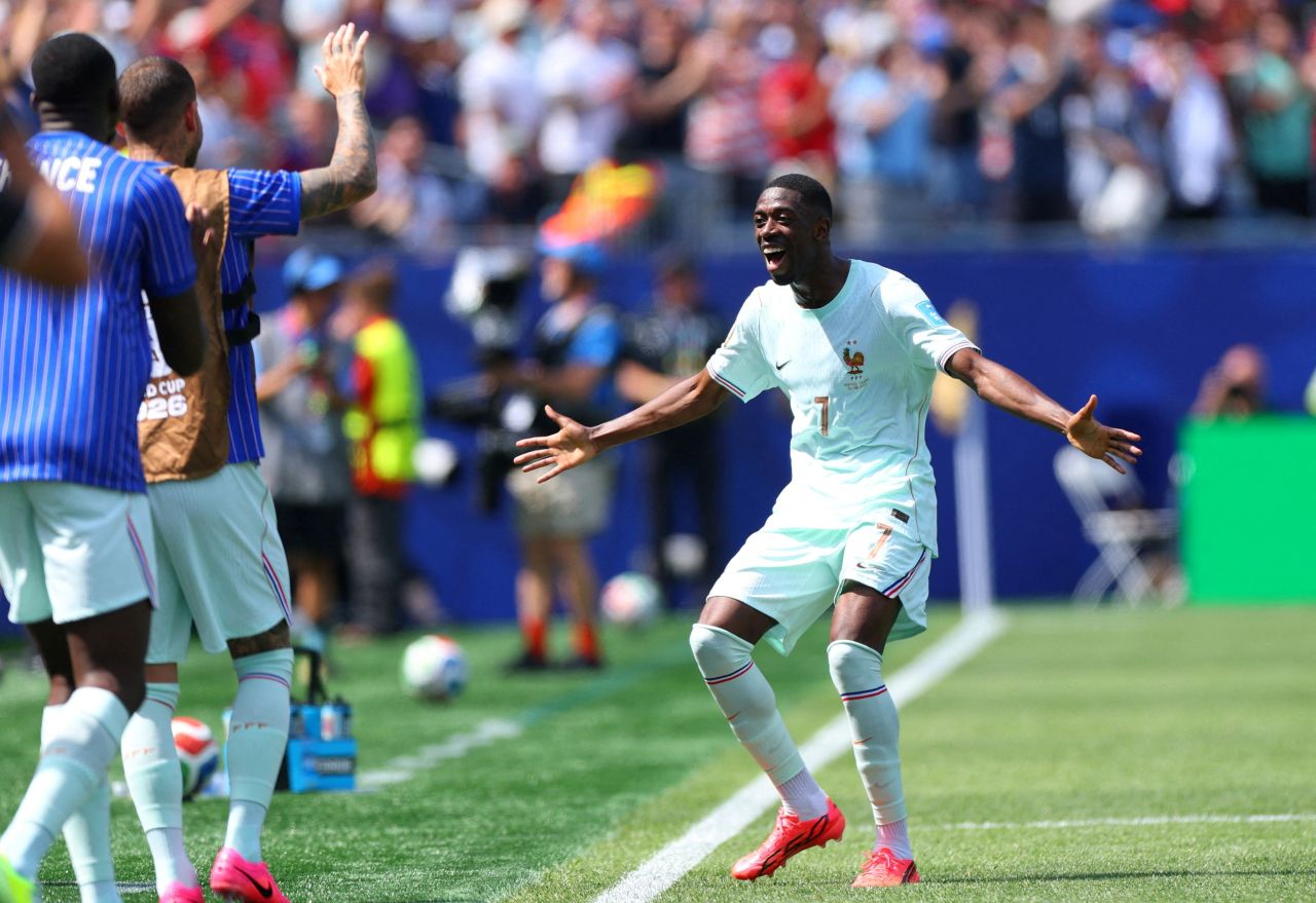 Dembélé comemorando após marcar gol