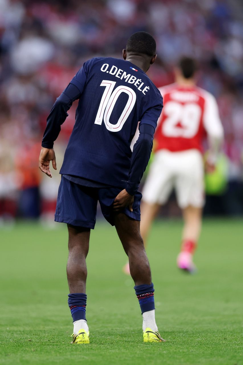 Dembélé deixando o campo mancando