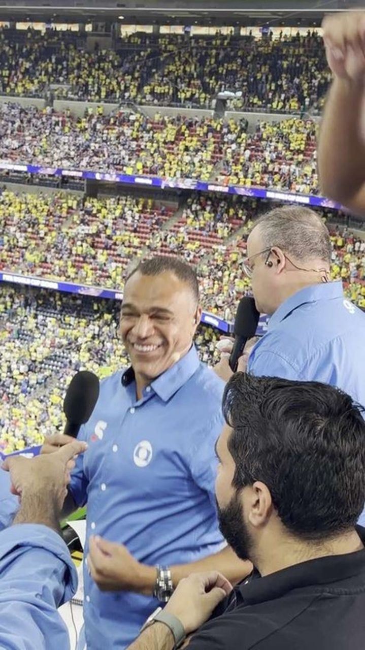 Denilson dançando na tribuna de imprensa