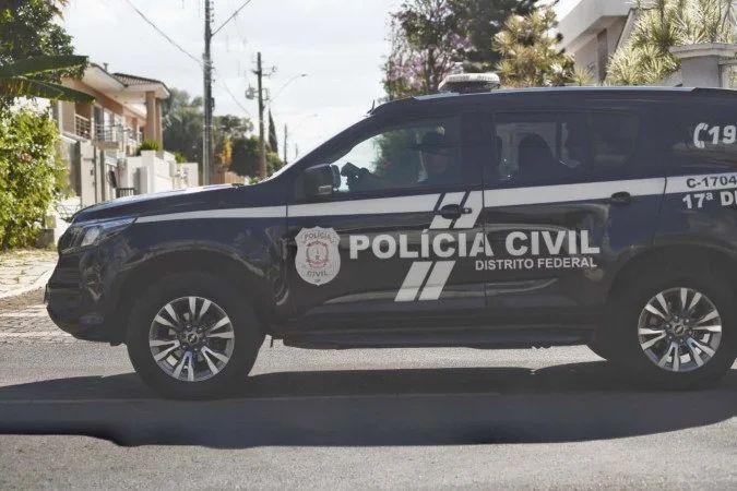 Bolsonaro em frente à residência em Brasília