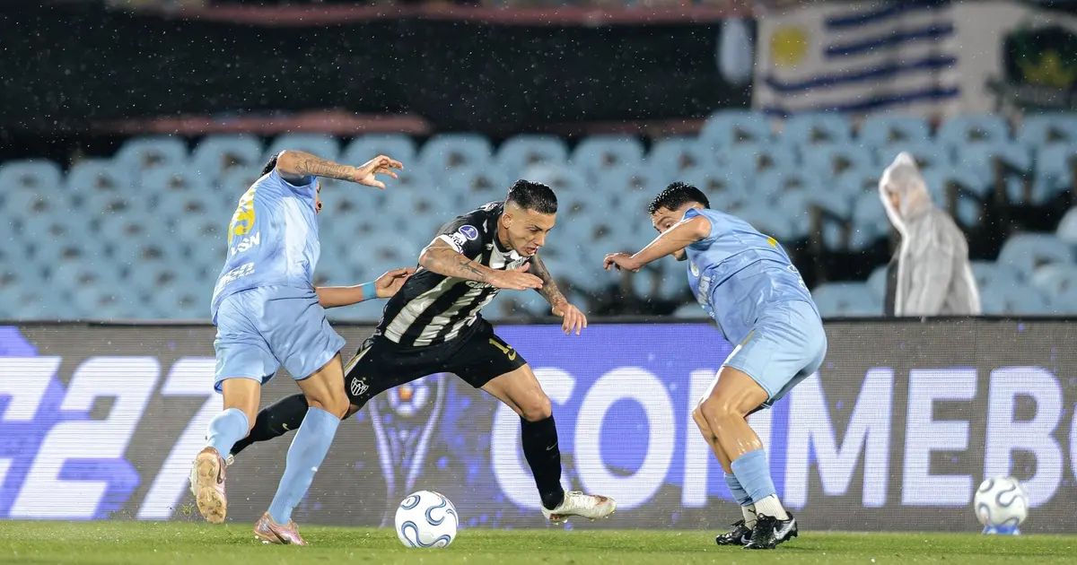 Jogadores do Atlético-MG durante partida contra Montevideo City Torque no Centenário