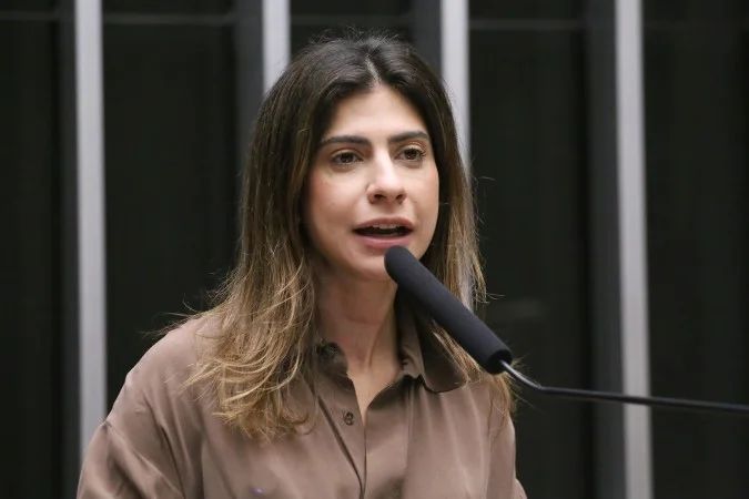 Deputada Camila Jara durante evento público